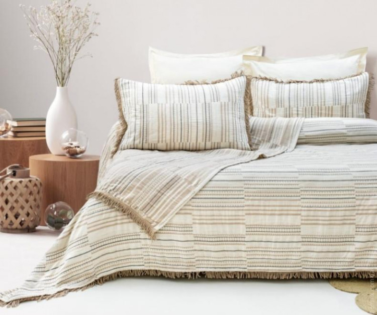 Покрывало жаккардовое Saheser Lia beige 240х260 см с наволочками