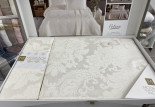 Покривало жакардове Moda Box Polina 240x260 см молочне з наволочками