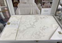 Покривало жакардове Moda Box Polina 240x260 см молочне з наволочками