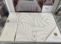 Покривало жакардове Moda Box Taliye 240x260 см молочне з наволочками