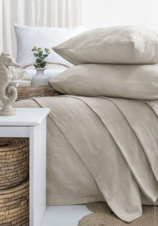 Покрывало жаккардовое Saheser Zeta beige 240х260 см с наволочками бамбуковое