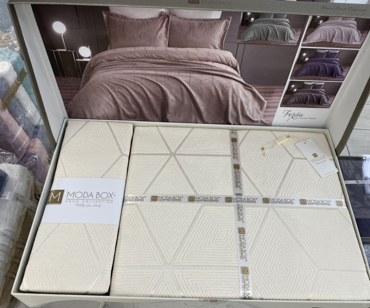 Покрывало жаккардовое Moda Box Ferda 240x260 см молочное с наволочками Покрывало жаккардовое Moda Box Ferda 240x260 см молочное с наволочками