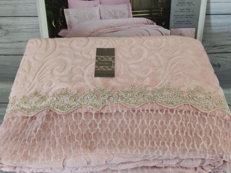 Покривало акрилове з мереживом Irina Home 220x240 з пудровим наволочками
