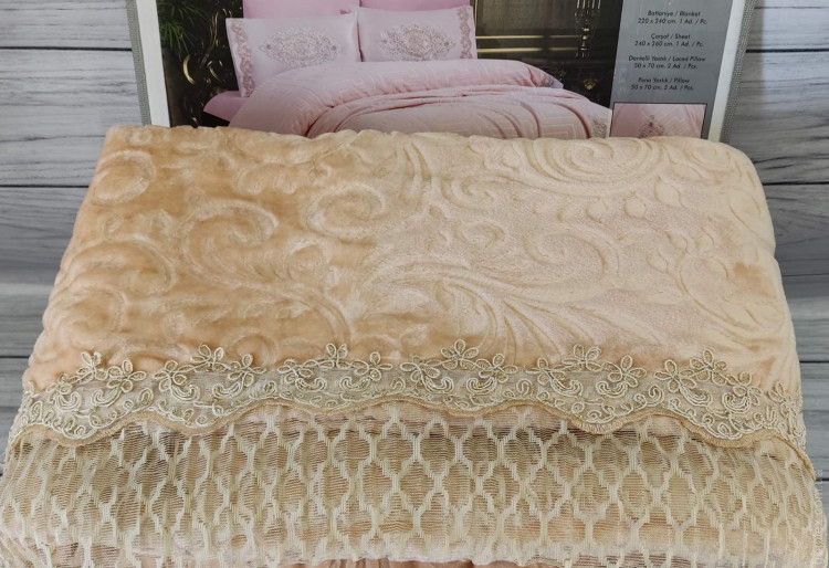 Покривало акрилове з мереживом Irina Home 220x240 з наволочками пісочне