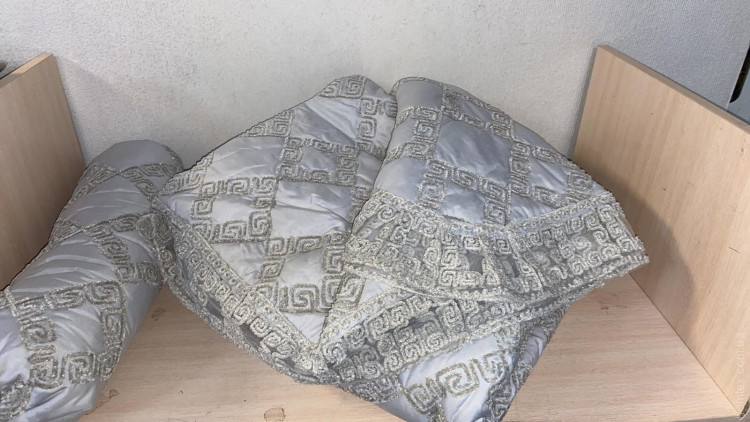 Стьобане покривало Bemek Yagmur світло-сіре 260х265 см з наволочками