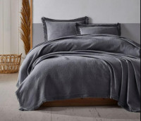 Покрывало жаккардовое Saheser Grace antracite 240х260 см с наволочками Покрывало жаккардовое Saheser Grace antracite 240х260 см с наволочками