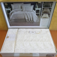 Покрывало жаккардовое с кружевом Moda Box Cosem 240x260 см с наволочками молочное