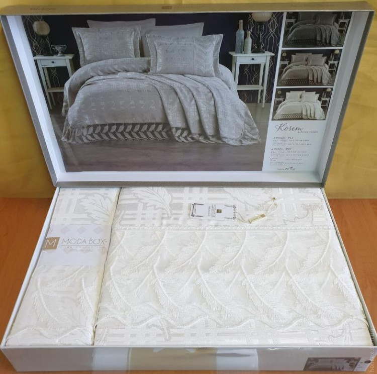 Покривало жакардове з мереживом Moda Box Cosem 240x260 см з наволочками молочне