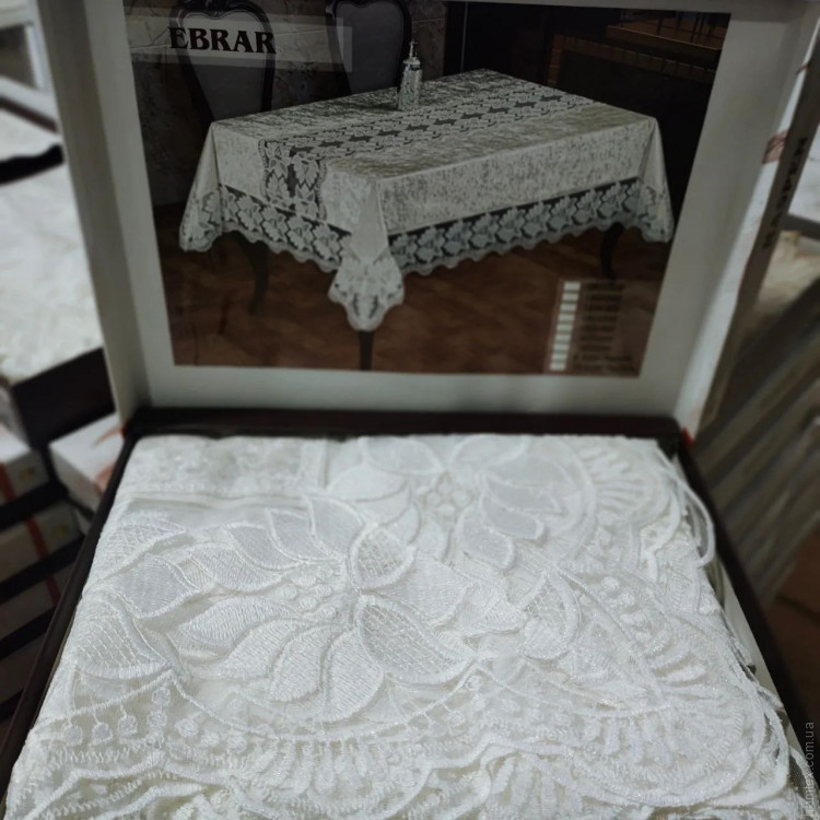 Бархатная скатерть Haspen Ebrar 180x220 см молочная