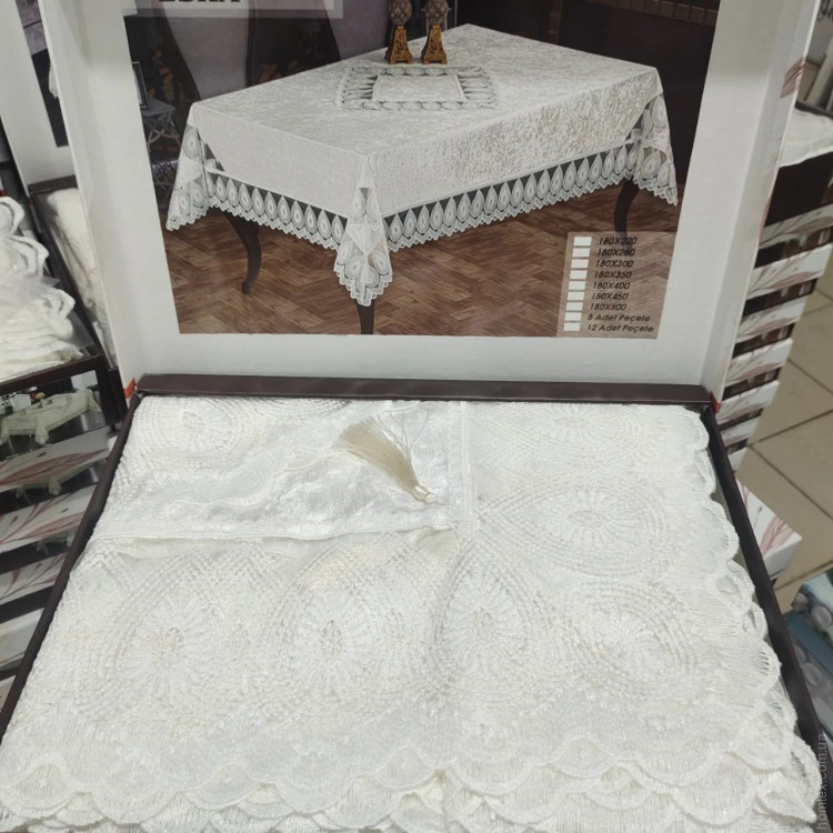 Бархатная скатерть Haspen Esra 180x220 см молочная