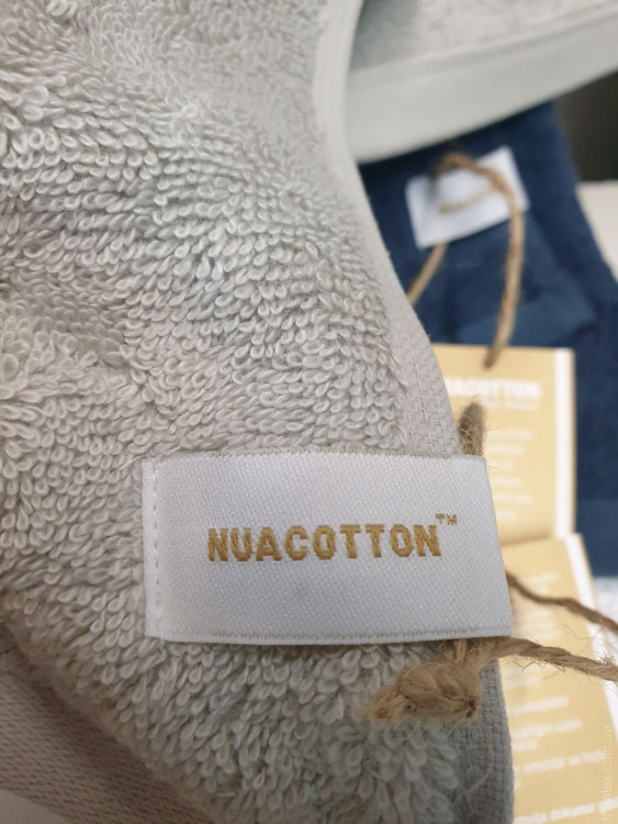 Махровое полотенце NuaCotton 70x140 см пудровое