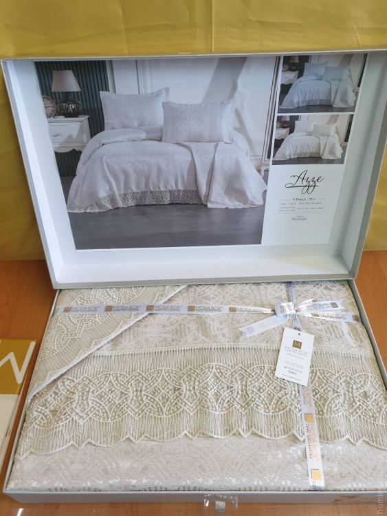 Покрывало жаккардовое с кружевом Moda Box Azze 240x260 см с наволочками бежевое