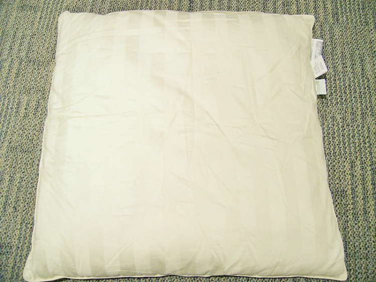 Подушка шёлковая Le Vele 50x70 см бежевая вес 1,4 кг