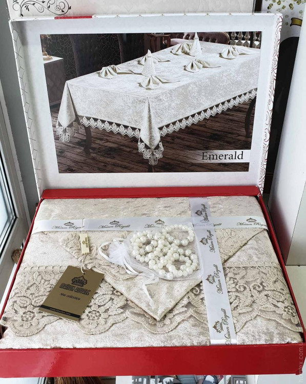 Скатерть велюр-жаккард прямоугольная 160х220+8 салфеток 35*35 Maison Royale Emerald Cappucino