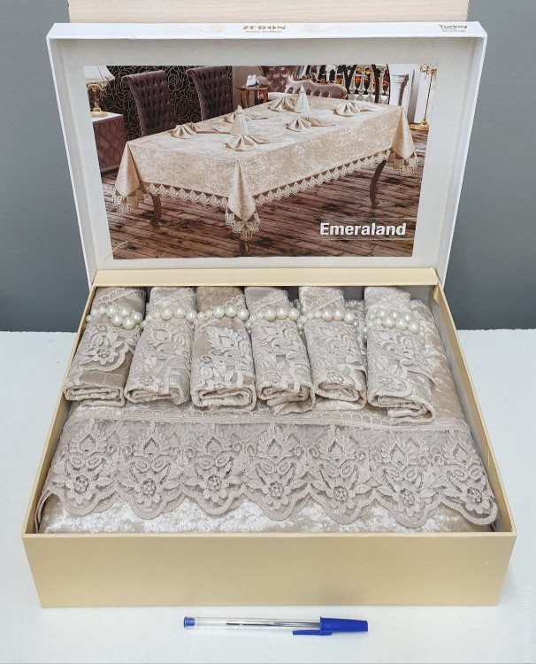 Скатерть велюр-жаккард прямоугольная 160х220+8 салфеток 35*35 Maison Royale Emerald Cappucino
