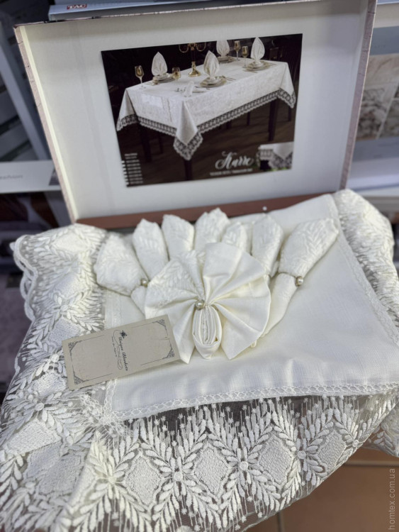 Скатерть с кружевом Kubra Class Karre 160x220 см + раннер + салфетки с кольцами, модель 2