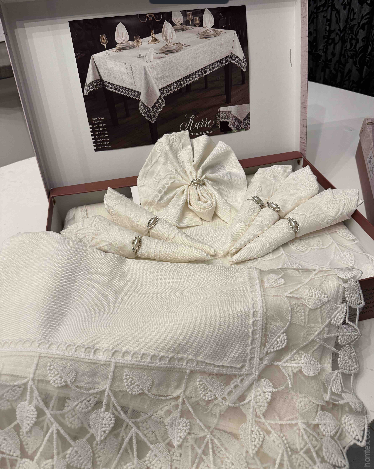 Скатерть с кружевом Kubra Class Karre 160x220 см + раннер + салфетки с кольцами, модель 3 Скатерть с кружевом Kubra Class Karre 160x220 см + раннер + салфетки с кольцами, модель 3