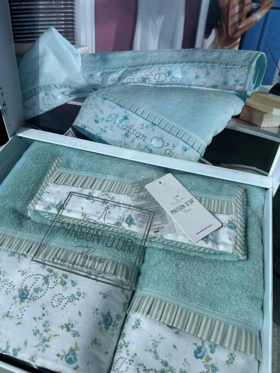 Набор полотенец Maison D'or ROSES TOWEL SET модель 1 из 3-х шт (30x50 см, 50x100 см, 85x150 см) Набор полотенец Maison D'or ROSES TOWEL SET модель 1 из 3-х шт (30x50 см, 50x100 см, 85x150 см)
