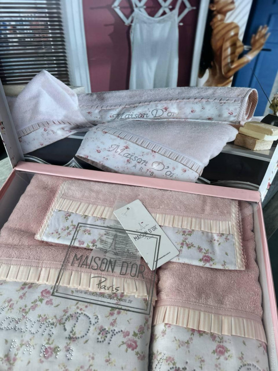 Набор полотенец Maison D'or ROSES TOWEL SET модель 4 из 3-х шт (30x50 см, 50x100 см, 85x150 см) Набор полотенец Maison D'or ROSES TOWEL SET модель 4 из 3-х шт (30x50 см, 50x100 см, 85x150 см)