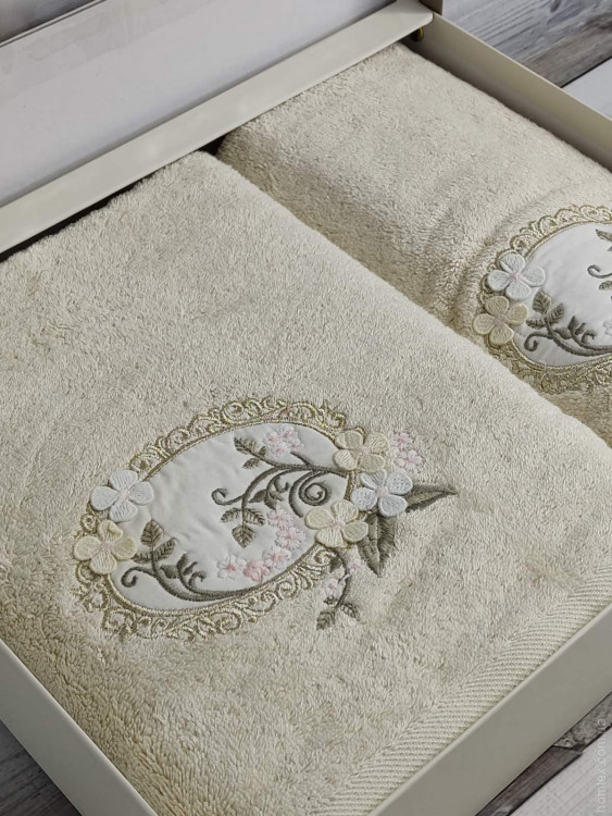 Набір махрових бамбукових рушників Pupilla з 2-х штук 50х90 см + 70х140 см з вишивкою, модель 21 Набір махрових бамбукових рушників Pupilla з 2-х штук 50х90 см + 70х140 см з вишивкою, модель 21