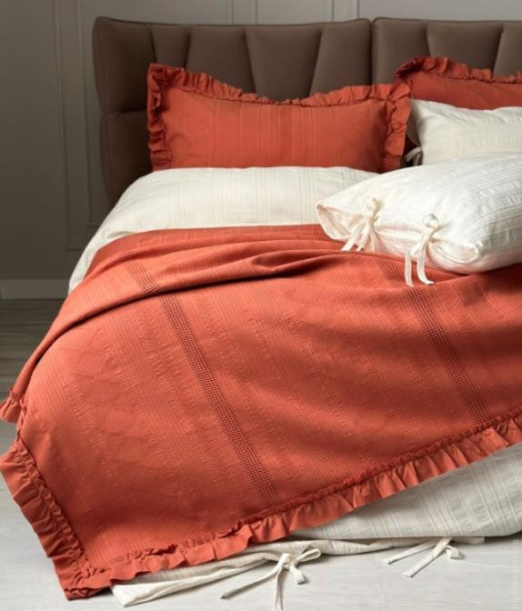 Покрывало жаккардовое Saheser Tziana tile red 240х260 см с наволочками