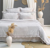 Постельное белье с пике - покрывалом Saheser Fiorella light grey вареный хлопок евро с вышивкой