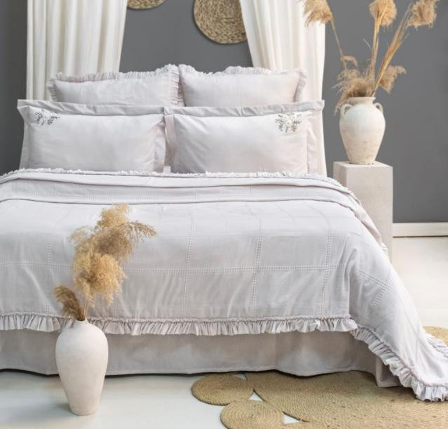 Постельное белье с пике - покрывалом Saheser Fiorella light grey вареный хлопок евро с вышивкой